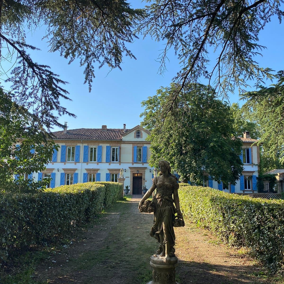 Vue de face du Manoir de Lisle et de son jardin